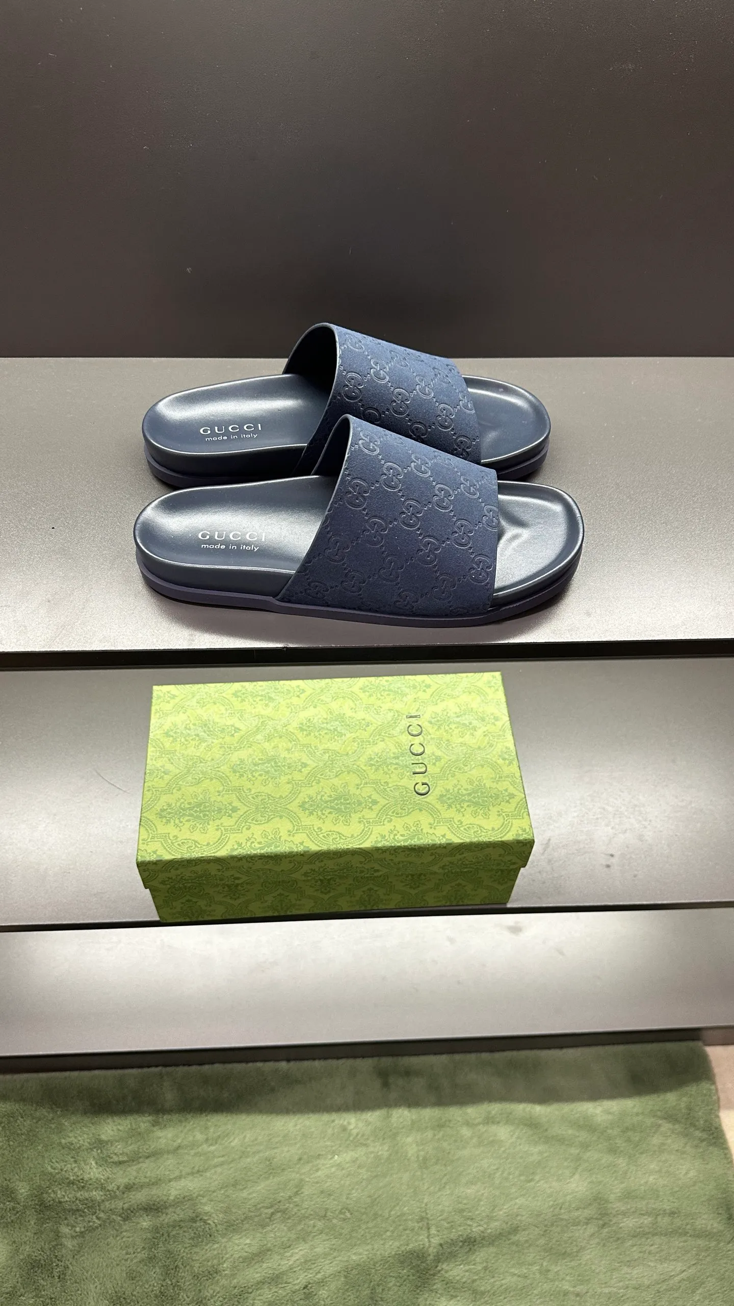 [G Home New Style] P: 300💰Men's size 39~45, (46. Customized) This slipper is made of GG polyester fiber and is decorated with a Gucci label on the front, which adds a striking logo feel to the style. "Gucci Made in Italy" stamped label Rubber sole Flat Made in Italy